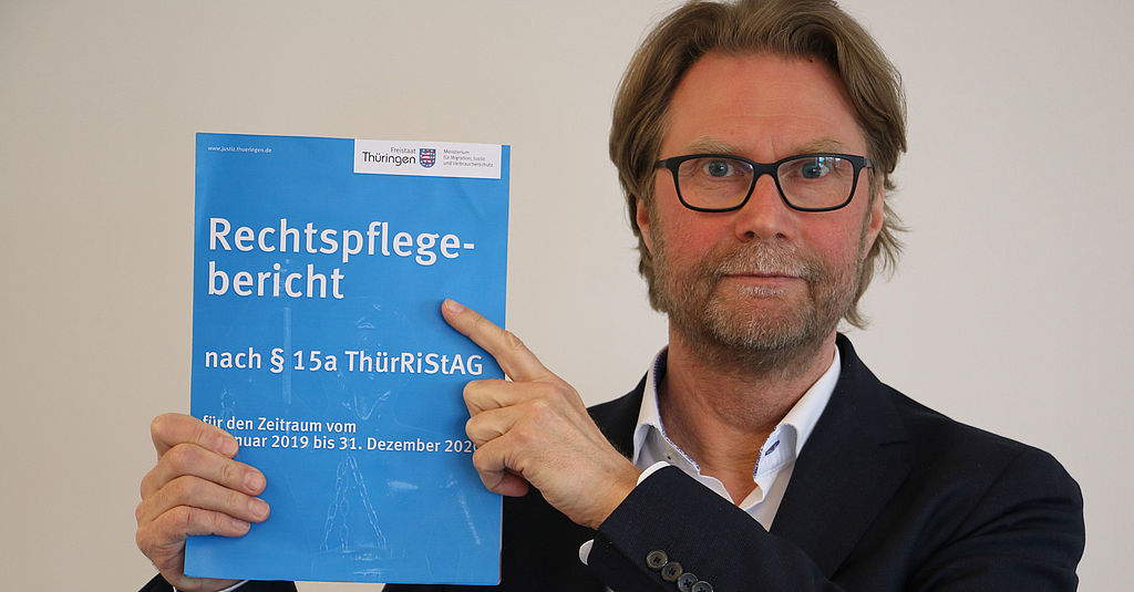 Rechtspflegebericht und Justizminister Justizminister Dirk Adams zeigt ein Exemplar des Rechtspflegeberichtes.