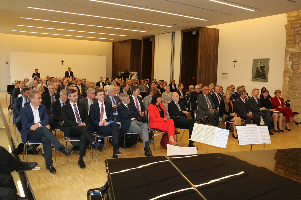 Saal mit sitzenden geladenen Gästen zru feierlichen Amtsseinführung der Präsidentin des LAG