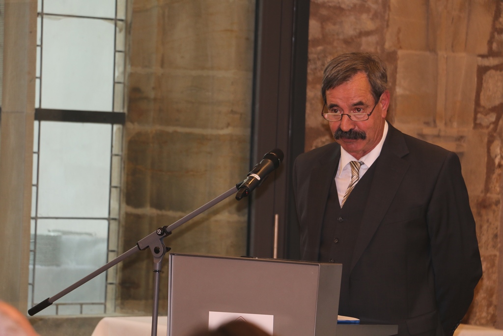 Herr Kotzian-Markgraf am Rednerpult mit Mikrofon