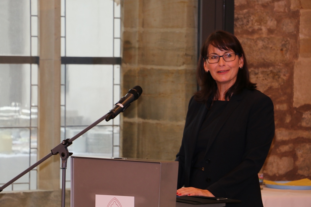Frau Engel sprechend am Rednerpult mit Mikrofon