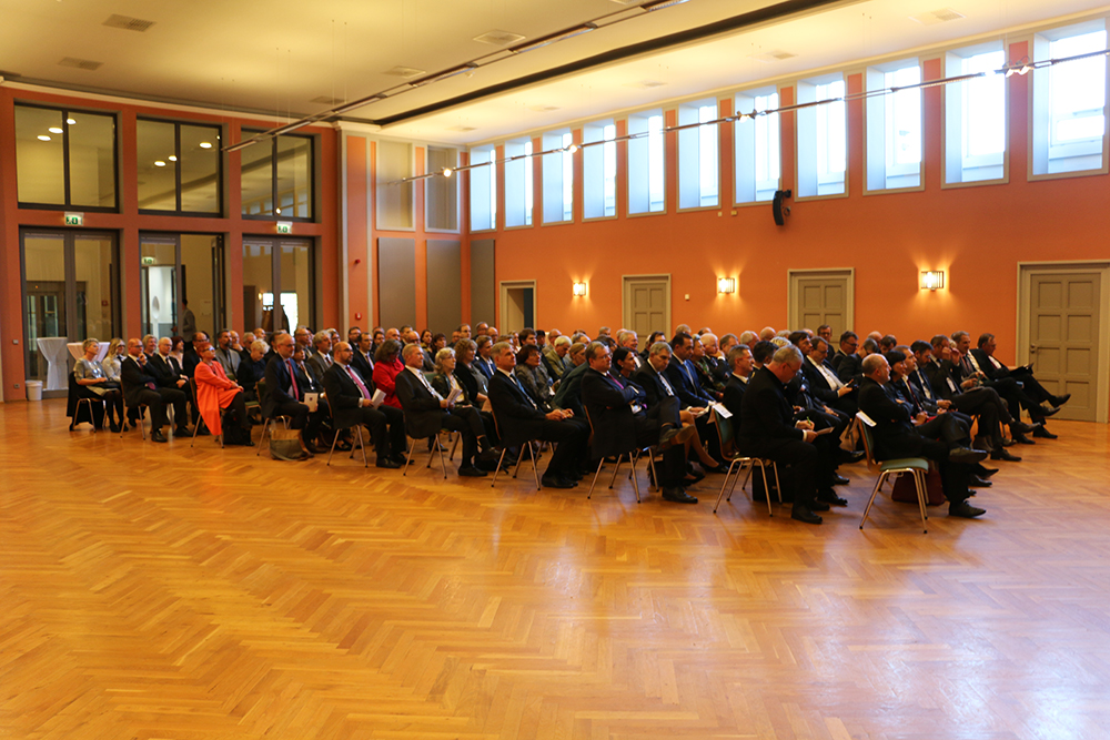 Saal mit sitzenden geladenen Gästen zur Amtseinführung des Präsidenten des Finanzgerichts