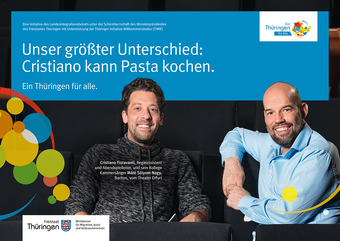 Máté Sólyom-Nagy, Kammersänger am Theater Erfurt und Willkommensbotschafter der Kampagne, und Cristiano Fioravanti, Regieassistent und Abendspielleiter am Theater Erfurt