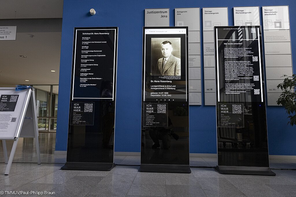 Ausstellung ICH WAR HIER Digitale Stelen der Ausstellung "ICH WAR HIER... Eine Spurensuche nach jüdischen Kollegen und Kolleginnen in der Thüringer Justiz nach 1933" im Eingangsbereich des Thüringer Oberlandesgerichts.