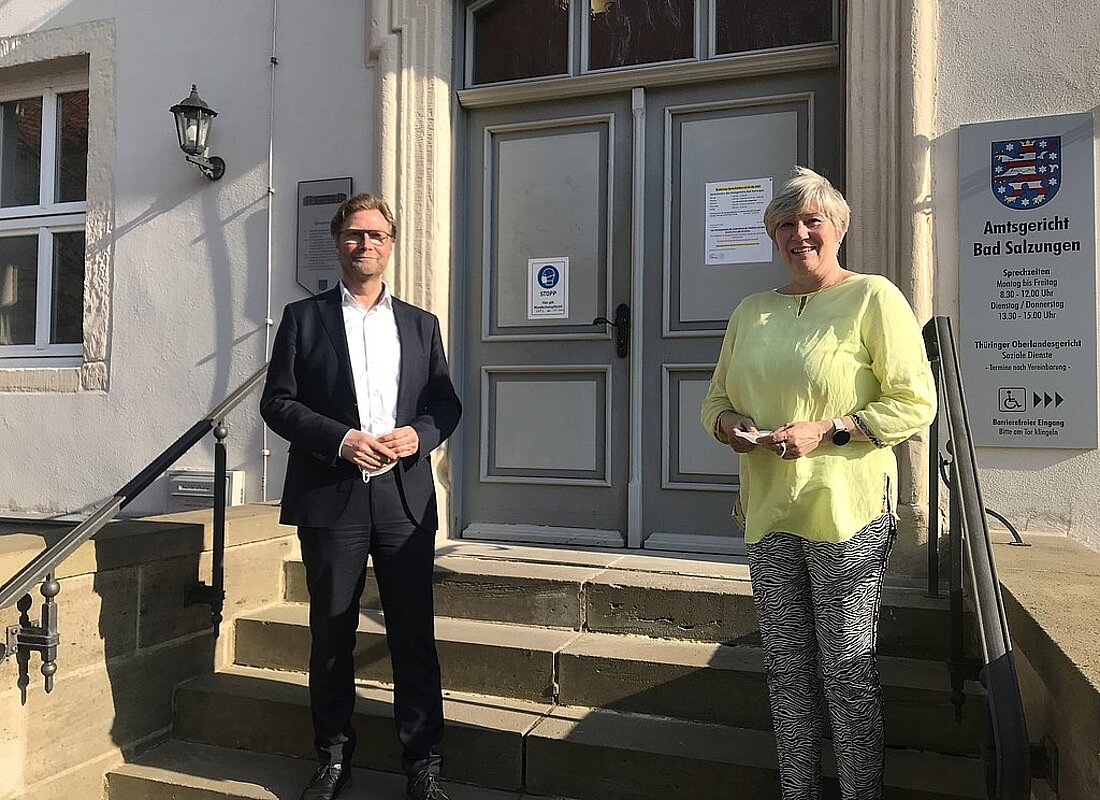 Justizminister Dirk Adams und die Direktorin Regina Jung vor dem Amtsgericht in Bad Salzungen.