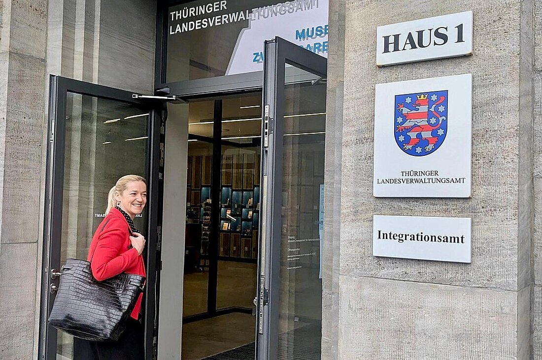 Migrationsministerin Beate Meißner betritt das Gebäudes des Thüringer Landesverwaltungsamtes