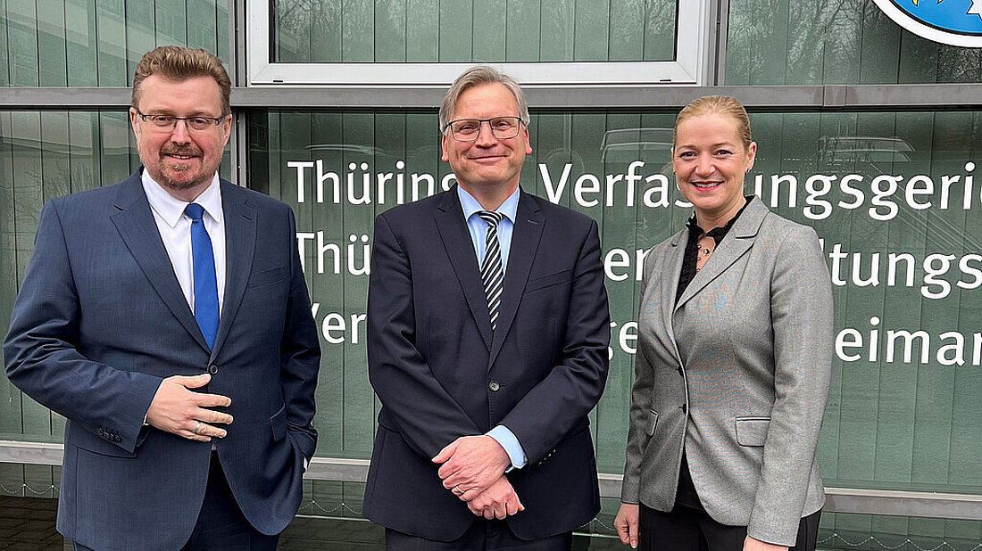 Justizministerin Beate Meißner, der Präsident des Thüringer Verfassungsgerichtshofs, Dr. Klaus von der Weiden und Justizstaatssekretär Christian Klein (von links) vor dem Gerichtsgebäude in Weimar