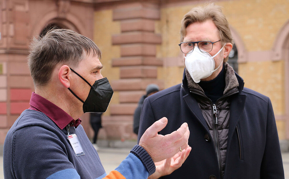 Der Geschäftsführer der Verbraucherzentrale Thüringen, Dr. Ralph Walther und Verbraucherschutzminister Dirk Adams im Gespräch.