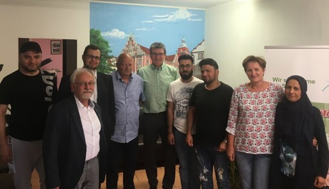 Migrationsminister Dieter Lauinger und Mitglieder des Vereins L'amité