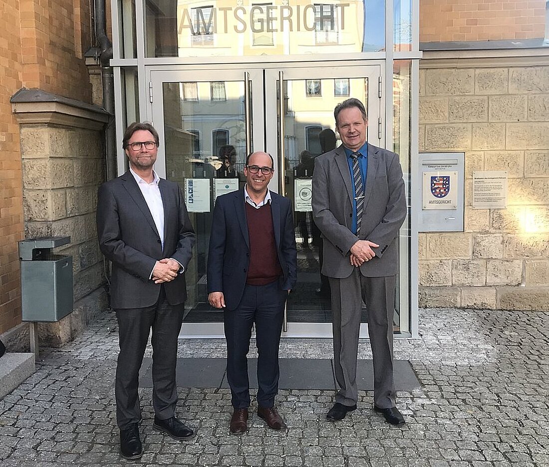 Justizminister Dirk Adams, Landgerichtspräsident Dr. Götz Herrmann und Geschäftsleiter Bodo Ott vor dem Amtsgericht in Pößneck.