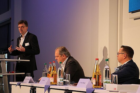Staatssekretär Sebastian von Ammon hält ein Grußwort beim Thüringer Tag für Insolvenzrecht und Sanierung.