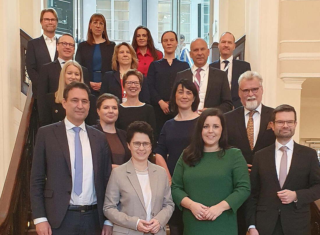 Gruppenfoto der Justizministerinnen und Justizminister bei Ihrer Herbstkonferenz in Berlin.