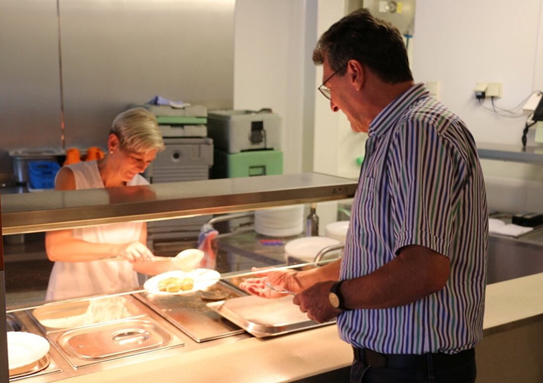 Minister an der Essensausgabe der Freien Waldorfschule Weimar