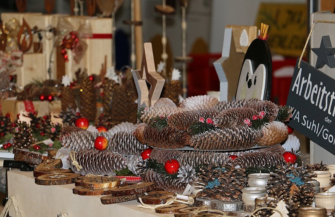 verschiedene kleine weihnachtliche Dekorationsartikel aus Holz und Naturmaterialien
