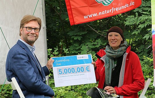 Minister Dirk Adams besucht den Verein Naturfreunde e.V. und überreicht einen Lottomittelbescheid zum Bau eines mobilen Begegnungsortes.