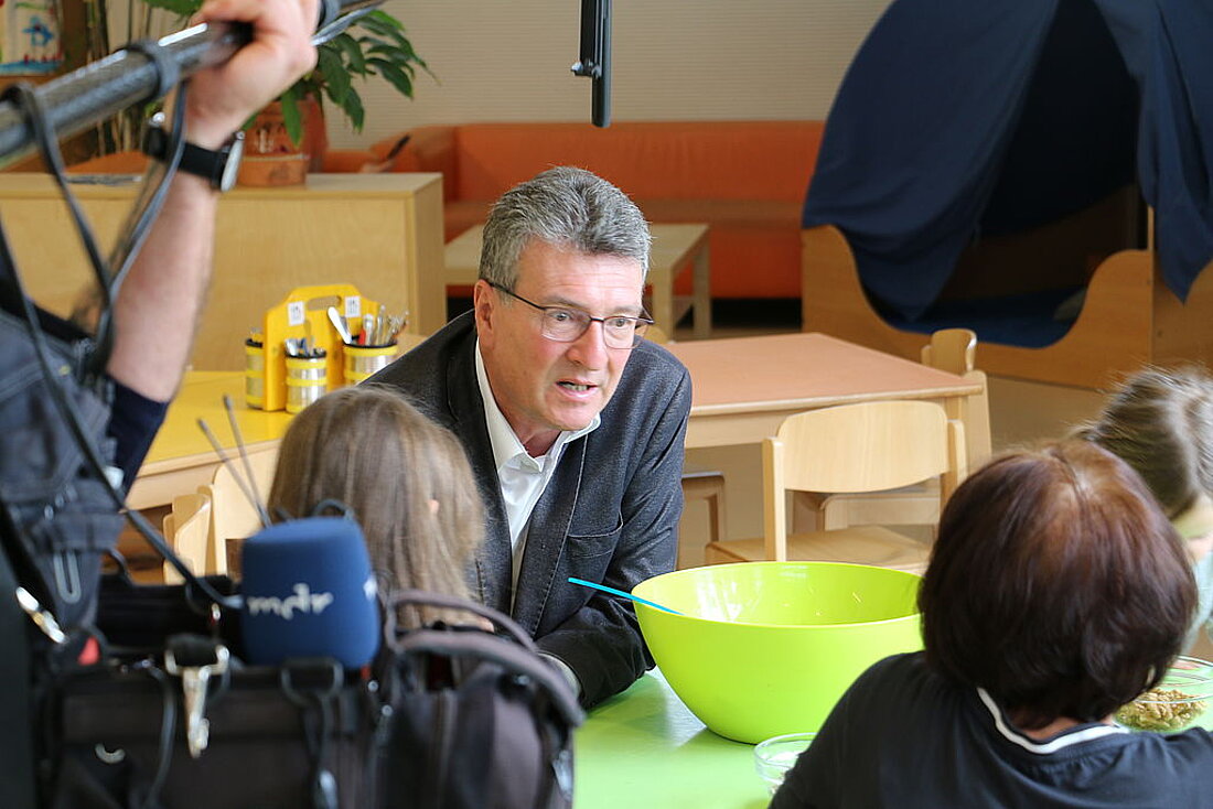 Minister Lauinger mit Personen während des Mediensfrühstücks im RAhmen der Vorstellung des Projektes „Ernährungsbildung in Thüringer Kindertagesstätten“