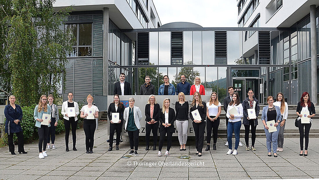 Gruppenfoto mit den neuen Auszubildenden 2020 in der Justiz vor dem Thüringer Oberlandesgericht - Foto: Thüringer Oberlandesgericht