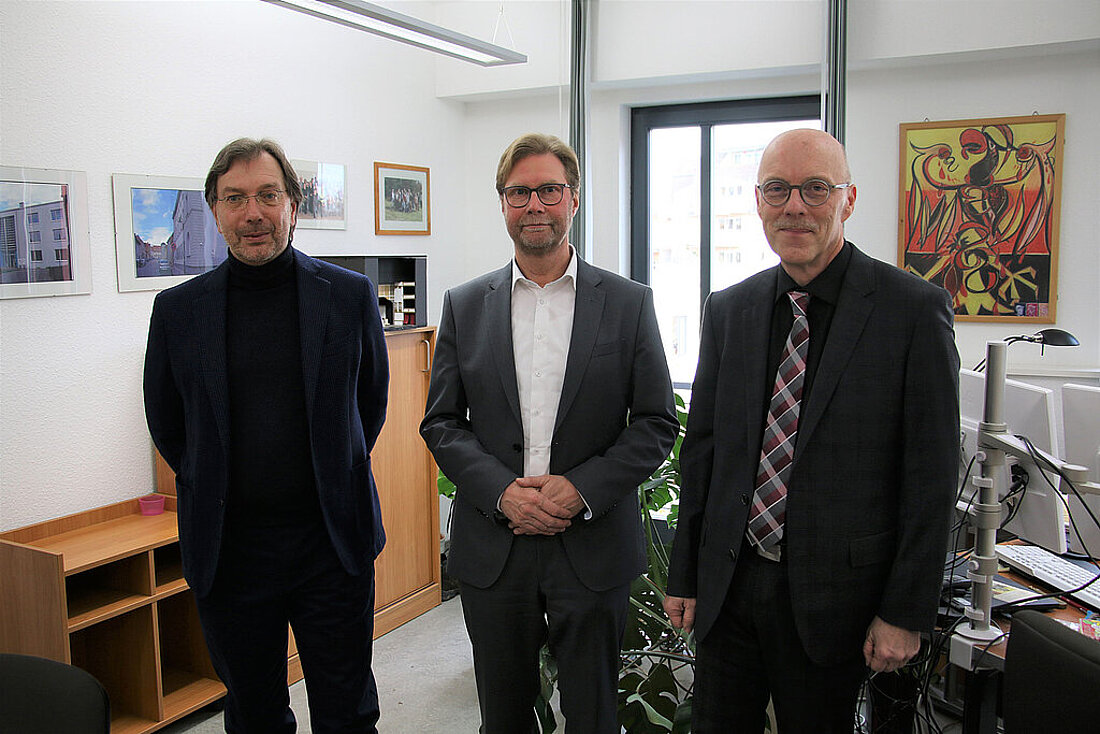 Der Präsident des Thüringer Oberverwaltungsgerichts, Dr. Klaus Hinkel, Minister Dirk Adams und der Präsident des Verwaltungsgerichts Gera Michael Obhues