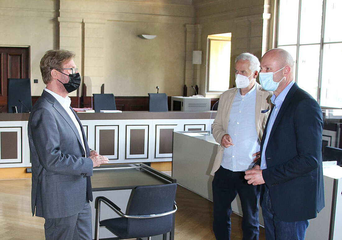 Adams besucht AG Gotha Justizminister Dirk Adams und der Direktror des Amtsgerichts Gotha, Peter Stolte unterhalten sich im Sitzungssaal des AG Gotha über die aktuelle Situation.