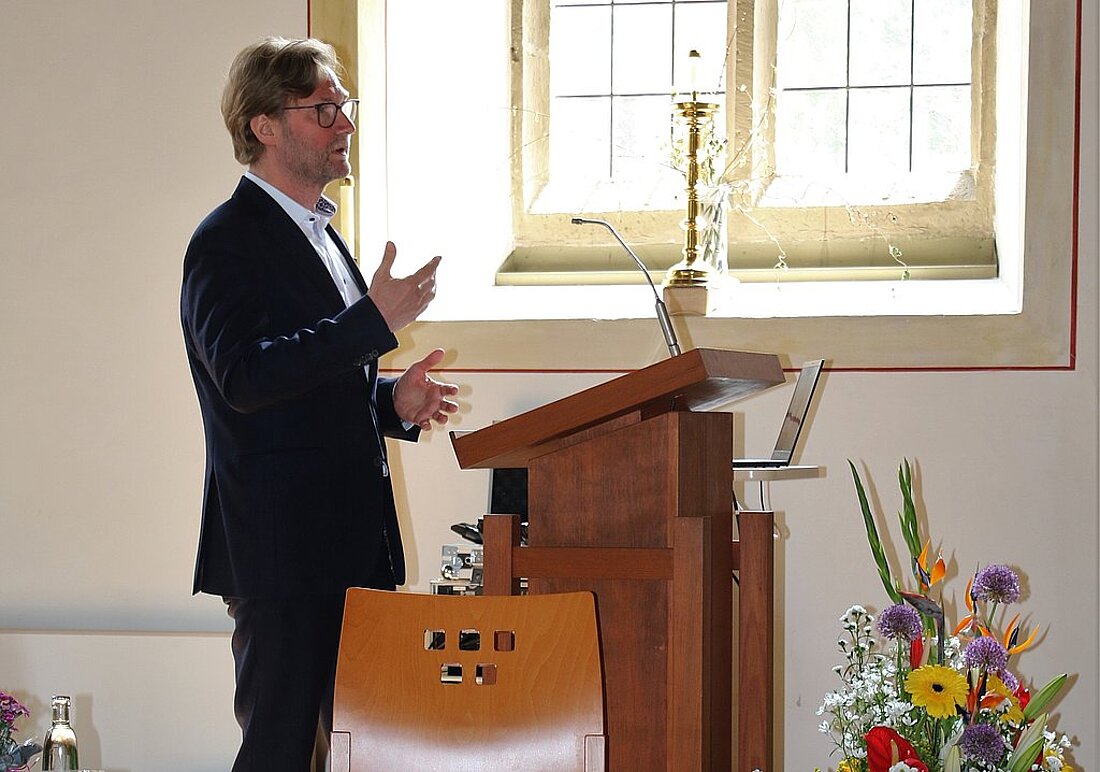 Migrationsminister Dirk Adams hält ein Grußwort beim Katholischen Flüchtlingsgipfel.