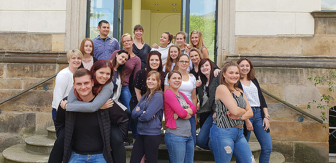 Ausbildung in der Justiz Gruppe von Auszubildenden in der Justiz vor der Ausbildungsstätte in Gotha, Foto: Thüringer Oberlandesgericht