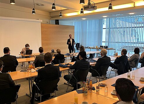 Justizminister Dirk Adams begrüßt die wissenschaftlichen Mitarbeiter des Generalbundesanwalts beim Bundesgerichtshof zu einem Austausch.