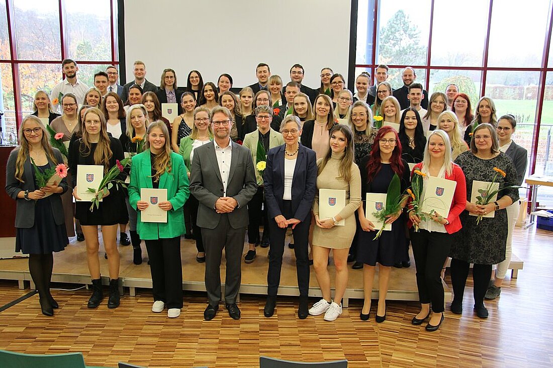 Justizminister Dirk Adams und die Präsidentin des Thüringer Oberlandesgerichts, Astrid Baumann, mit den ernannten Justizsekretärinnen und Justizsekretären nach der Zeugnisübergabe in Bad Blankenburg.