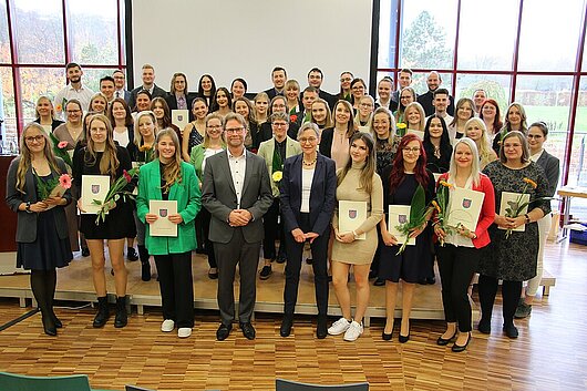 Justizminister Dirk Adams und die Präsidentin des Thüringer Oberlandesgerichts, Astrid Baumann, mit den ernannten Justizsekretärinnen und Justizsekretären nach der Zeugnisübergabe in Bad Blankenburg.