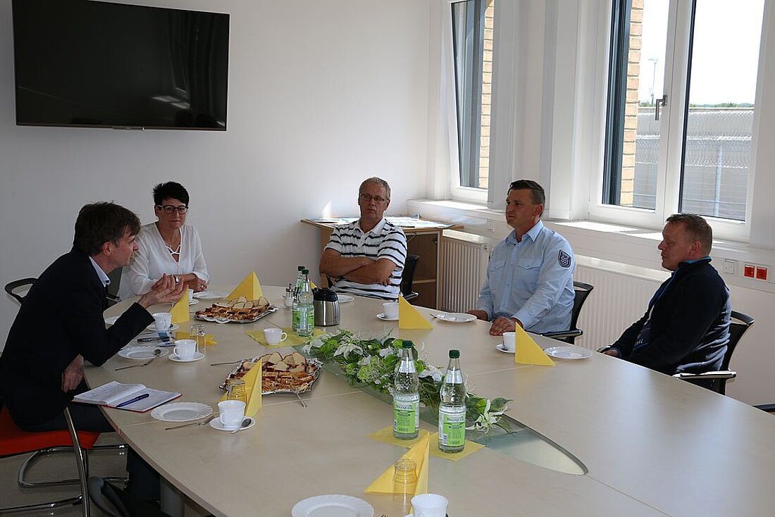 Staatssekretär von Ammon im Gespräch mit Vertretern der JAA und JSA Arnstadt
