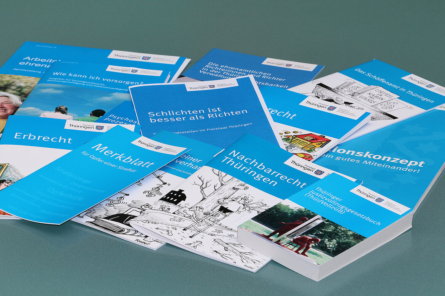 verschiedene Publikationen liegen übereinander