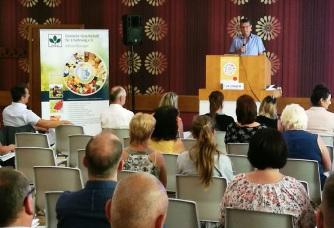 Minister Dieter Lauinger hält die Eröffnungsrede zum Tag der Kita-Verpflegung in Thüringen.