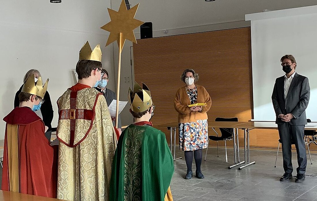 Minister Dirk Adams empfängt die Sternsinger im Thüringer Ministerium für Migration, Justiz und Verbraucherschutz.