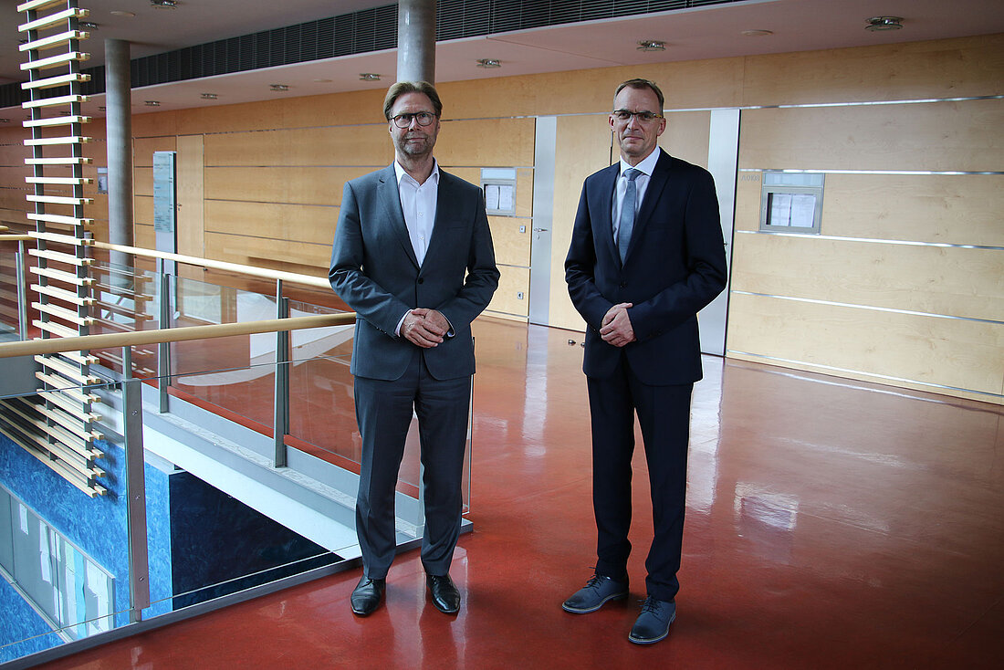 Justizminister Dirk Adams und der Direktor Dr. Raik Schneider im Gespräch beim Besuch des Amtsgerichts Meiningen.