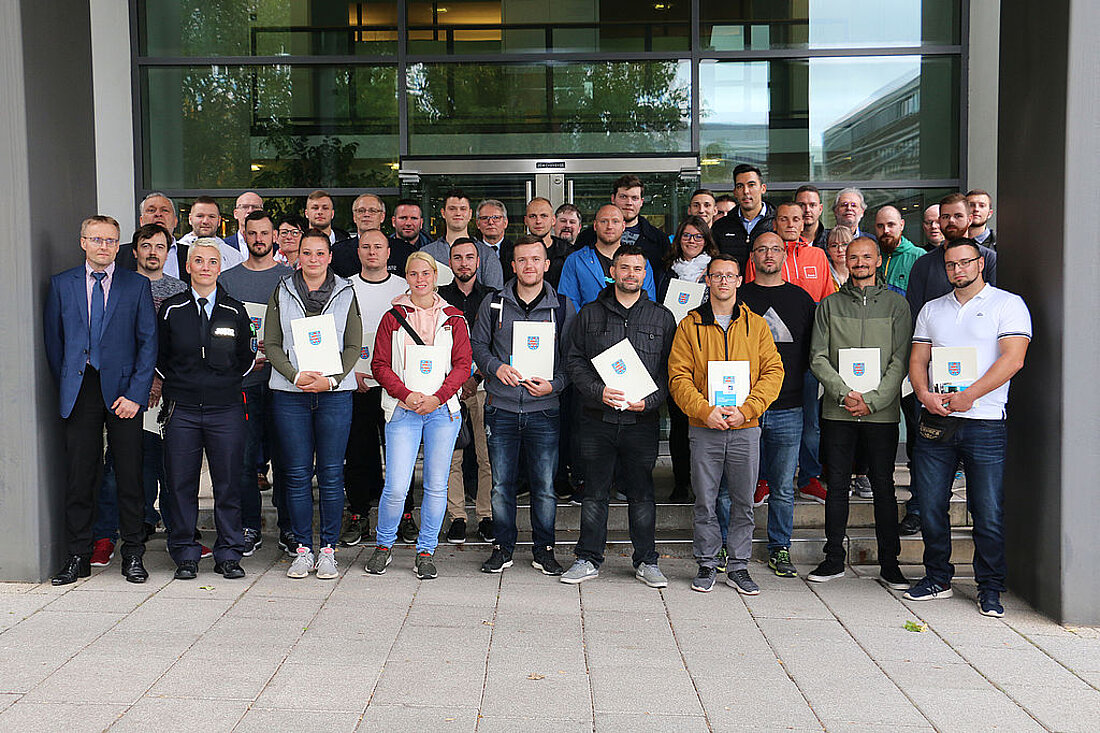 Gruppenfoto vor dem Thüringer Ministerium für Migration, Justiz und Verbraucherschutz mit den Anwärterinnen und Anwärtern, welche ihre Ausbildung im mittleren Vollzugsdienst beginnen.
