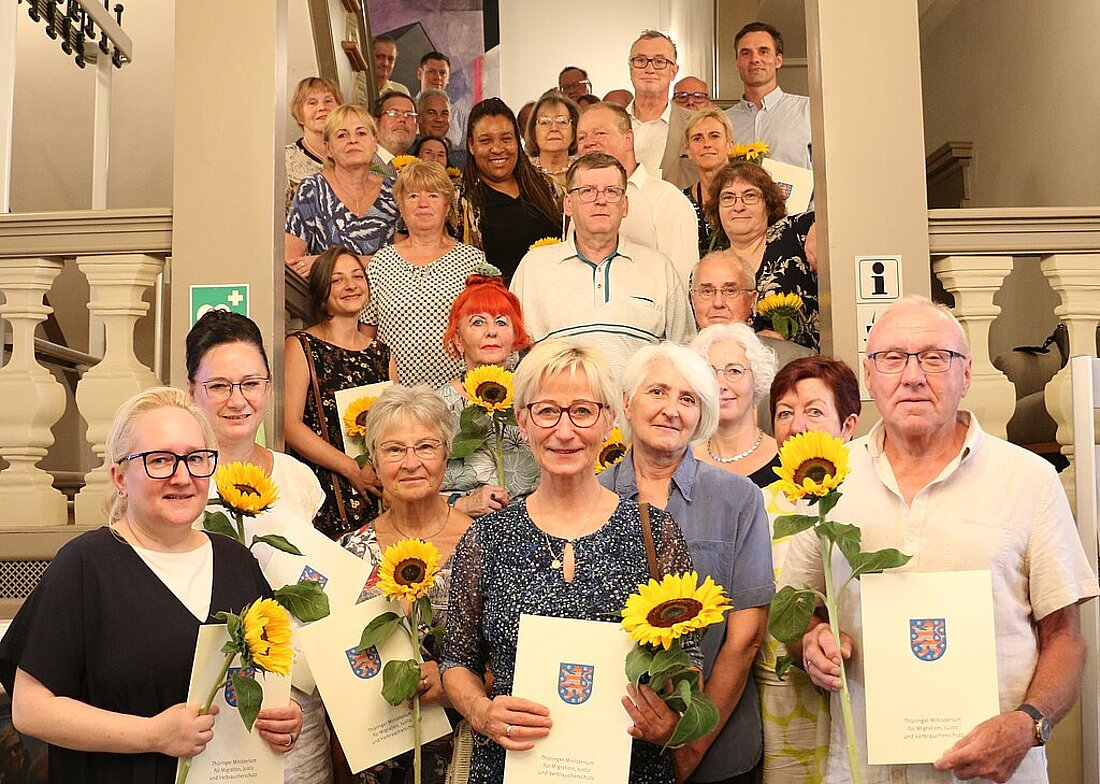 Gruppenfoto von den Ehrenamtlichen in der Justiz und Justizministerin Doreen Denstädt im Haus Dacheröden