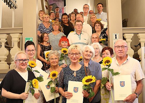 Gruppenfoto von den Ehrenamtlichen in der Justiz und Justizministerin Doreen Denstädt im Haus Dacheröden