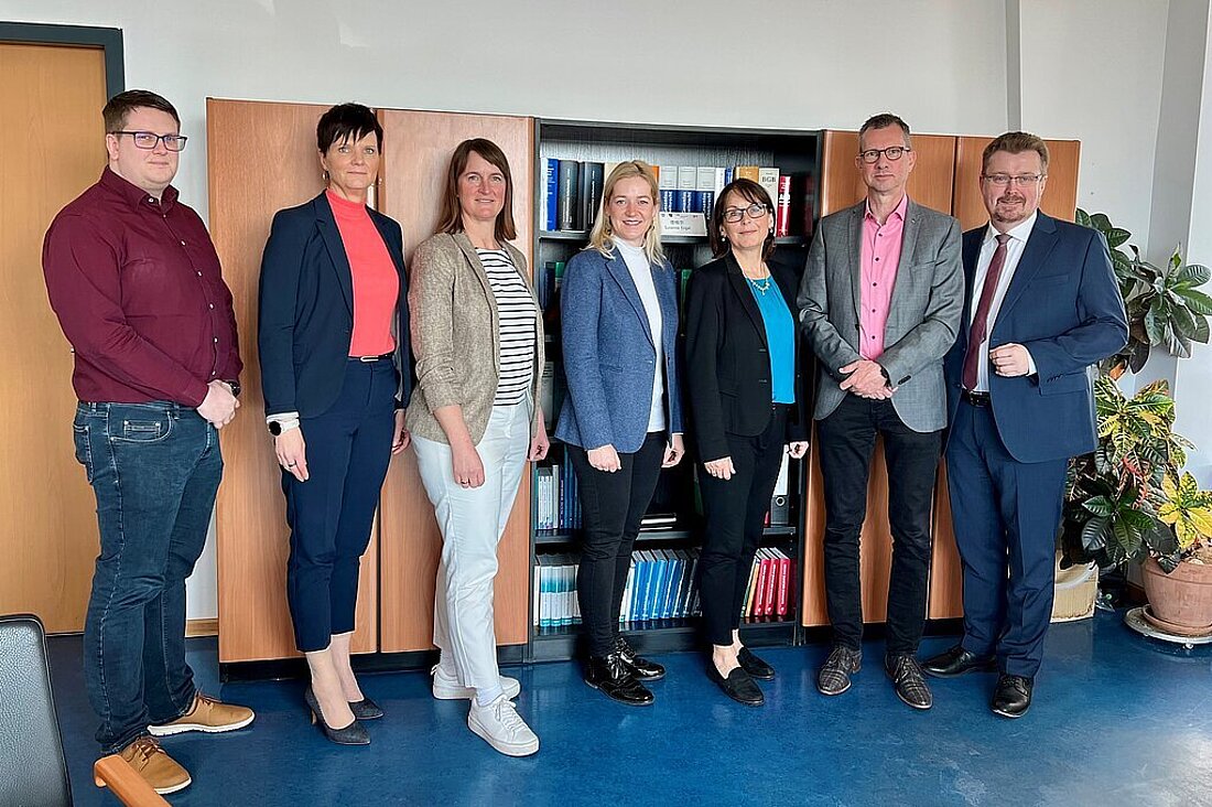 Justizministerin Beate Meißner und Staatssekretär Christian Klein mit Bediensteten des Thüringer Landesarbeitsgerichts.