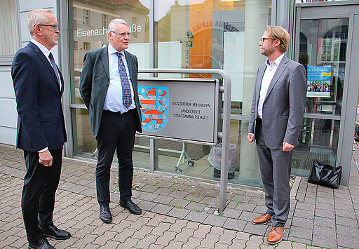 Justizminister Dirk Adams im Gespräch mit den Behördenleitern des Landgerichts Mühlhausen und der Staatsanwaltschaft Mühlhausen vor dem Justizzentrum.