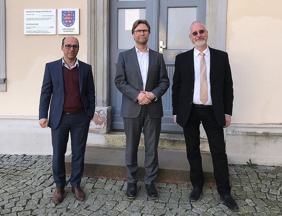 Landgerichtspräsident Dr. Götz Herrmann, Justizminister Dirk Adams und der Direktor Roland Jacob vor dem Amtsgericht in Stadtroda.