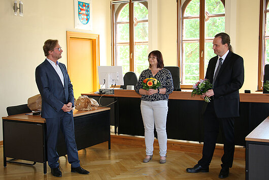 Justizminister Dirk Adams, Dr. Claudia Apel und Dr. Carsten Seime im Sitzungssaal des SG Altenburg beim Gespräch