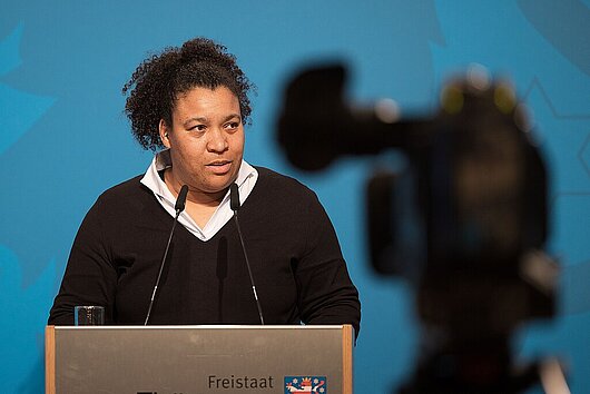 Doreen Denstädt spricht in der Regierungsmedienkonferenz