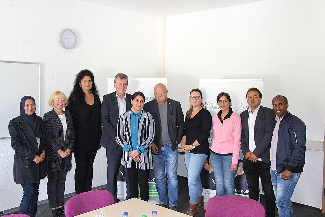 Minister Lauinger mit weiteren Personen im Rahmen ddes Besuchs der Migrationsberatung Arnstadt