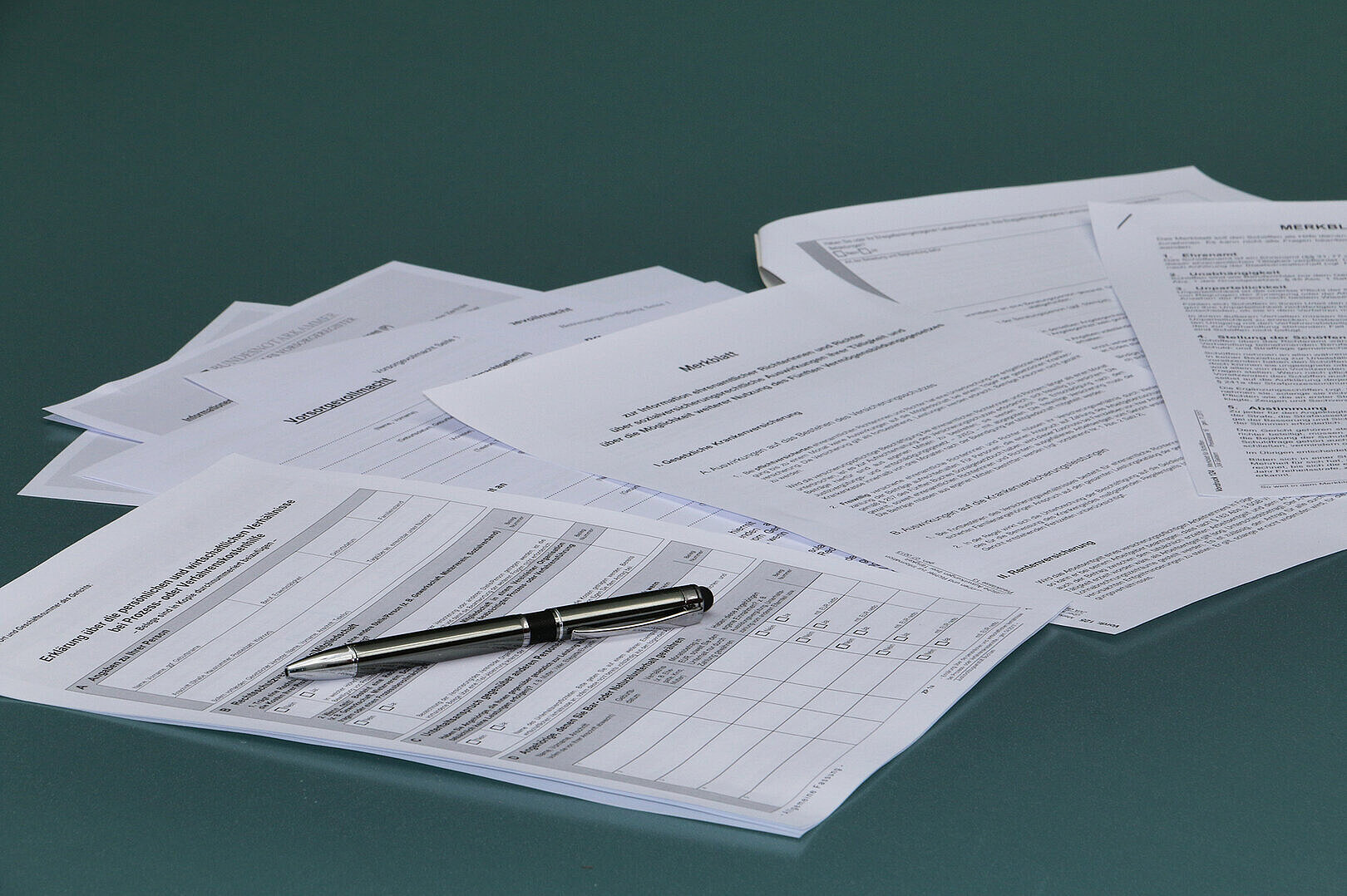 verschiedene Formulare liegen übereinander