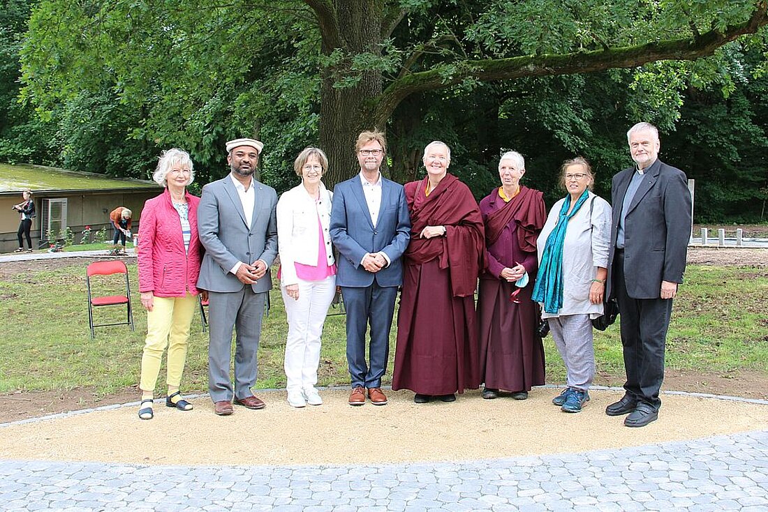 Minister Dirk Adams hat gemeinsam mit den Vertretern der verschiedenen Religionen den "Garten der Religionen" im Schlosspark Reinhardsbrunn eröffnet.