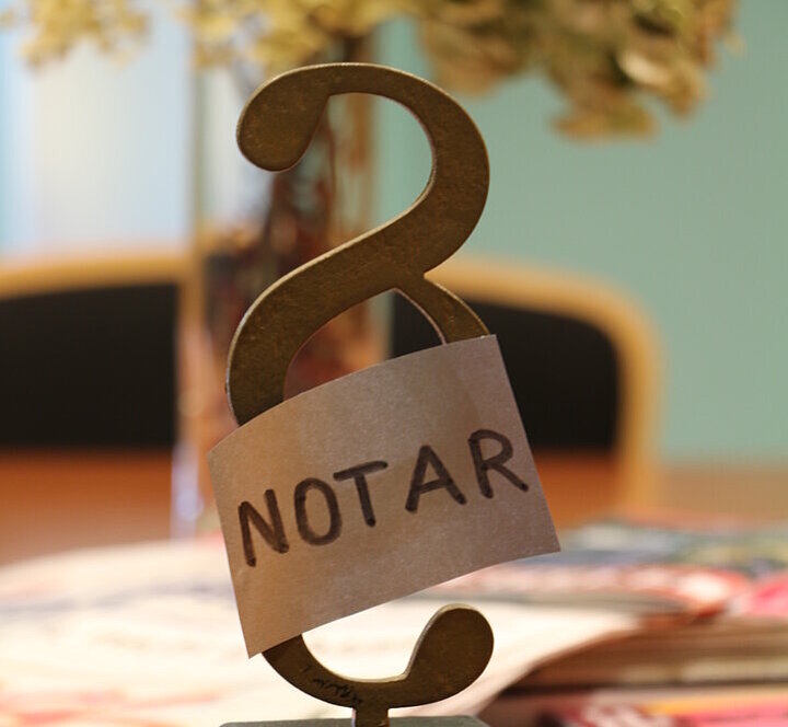 Notar Paragraphenzeichen mit der Aufschrift Notar