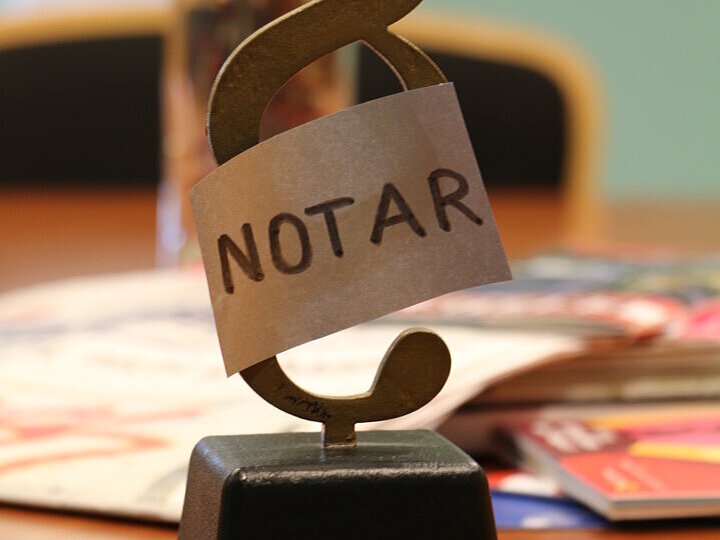 Paragraphenzeichen mit der Aufschrift "Notar"