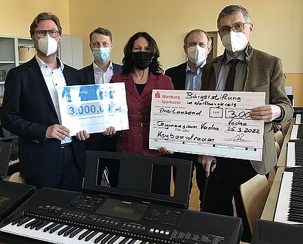 Von links: Minister Adams, Bürgermeister und Vorsitzender des Schulfördervereins Martin Müller, Musiklehrerin Frau Drobinski, Schulleiter Jörg Anschütz und Wartburgkreis-Landrat Reinhard Krebs.