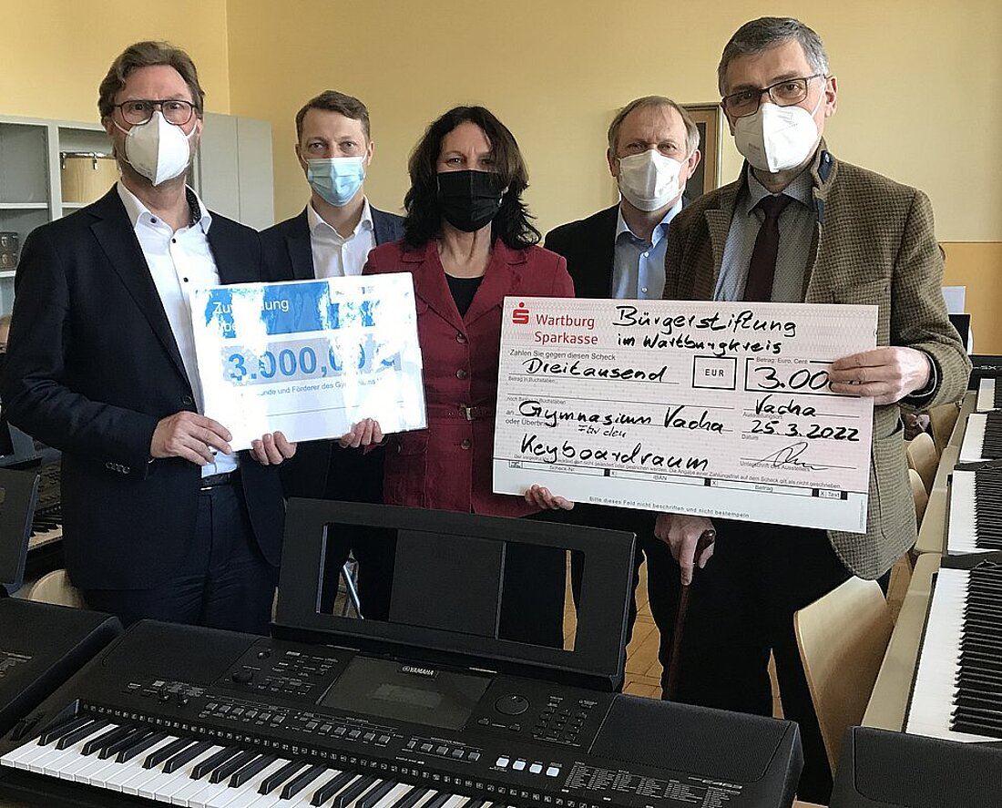 Von links: Minister Adams, Bürgermeister und Vorsitzender des Schulfördervereins Martin Müller, Musiklehrerin Frau Drobinski, Schulleiter Jörg Anschütz und Wartburgkreis-Landrat Reinhard Krebs.