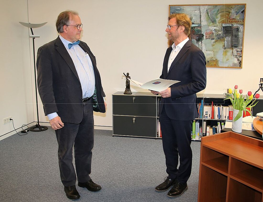 Justizminister Dirk Adams ernennt den Vorsitzenden Richter am Volker Bathe zum Vizepräsidenten des Thüringer Oberverwaltungsgerichts.