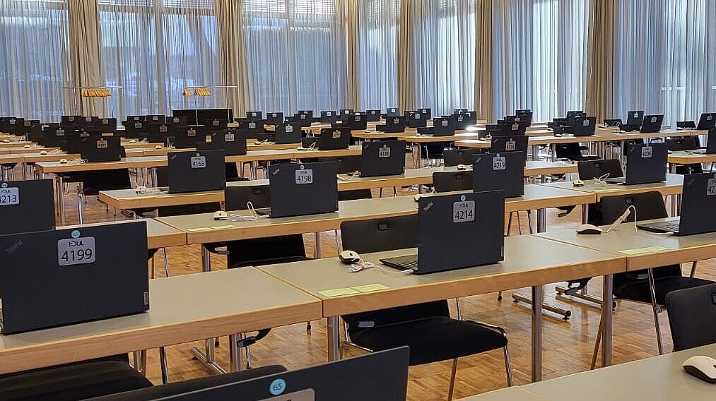 Blick in einen Prüfungsraum schriftliches Staatsexamen mit Bestuhlung und Ausstattung mit Laptops