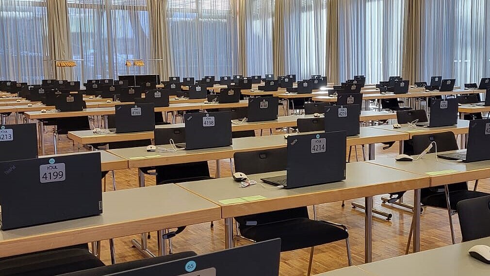 Blick in einen Prüfungsraum schriftliches Staatsexamen mit Bestuhlung und Ausstattung mit Laptops